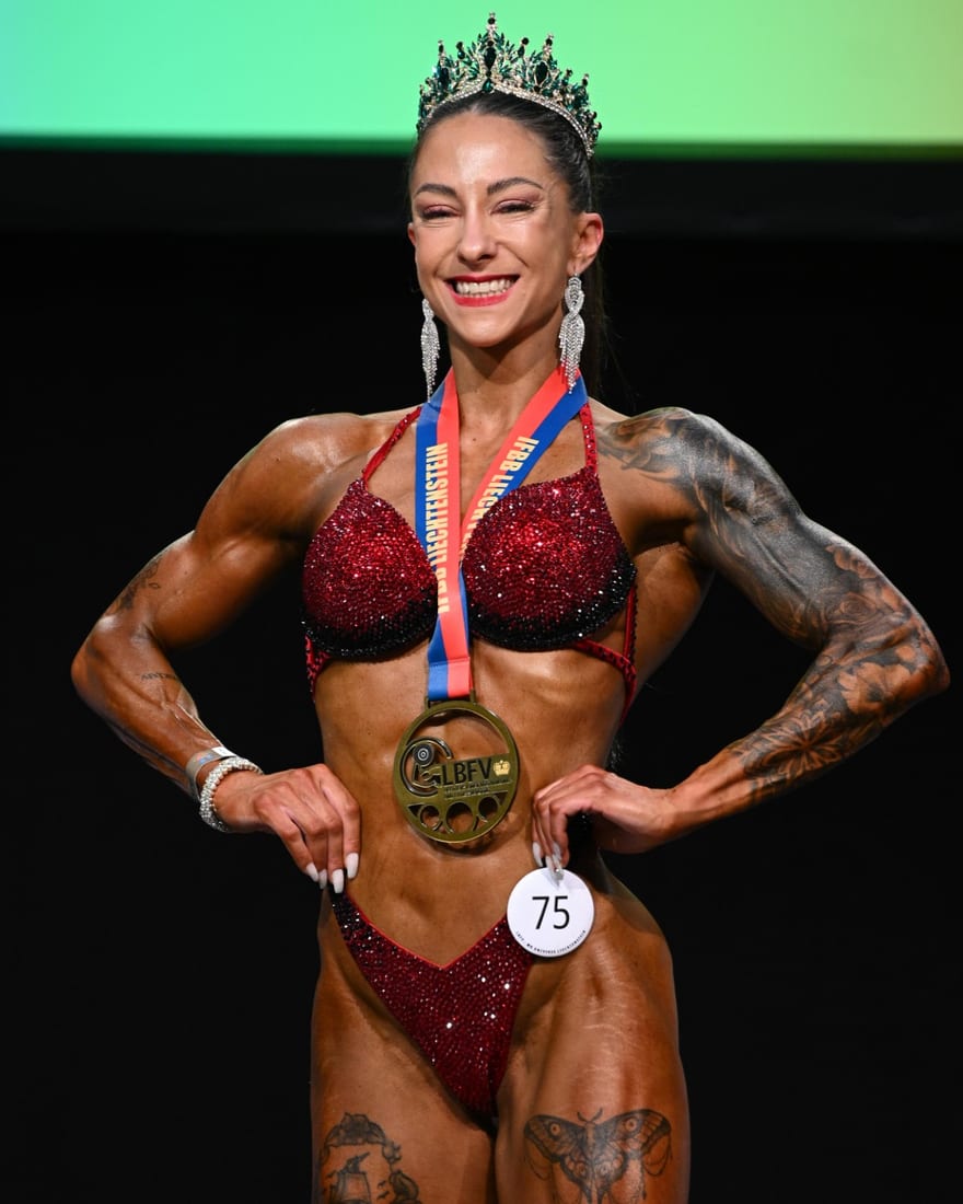 Lia Colene Wille auf der Wettkampfbühne mit Krone und Medaille